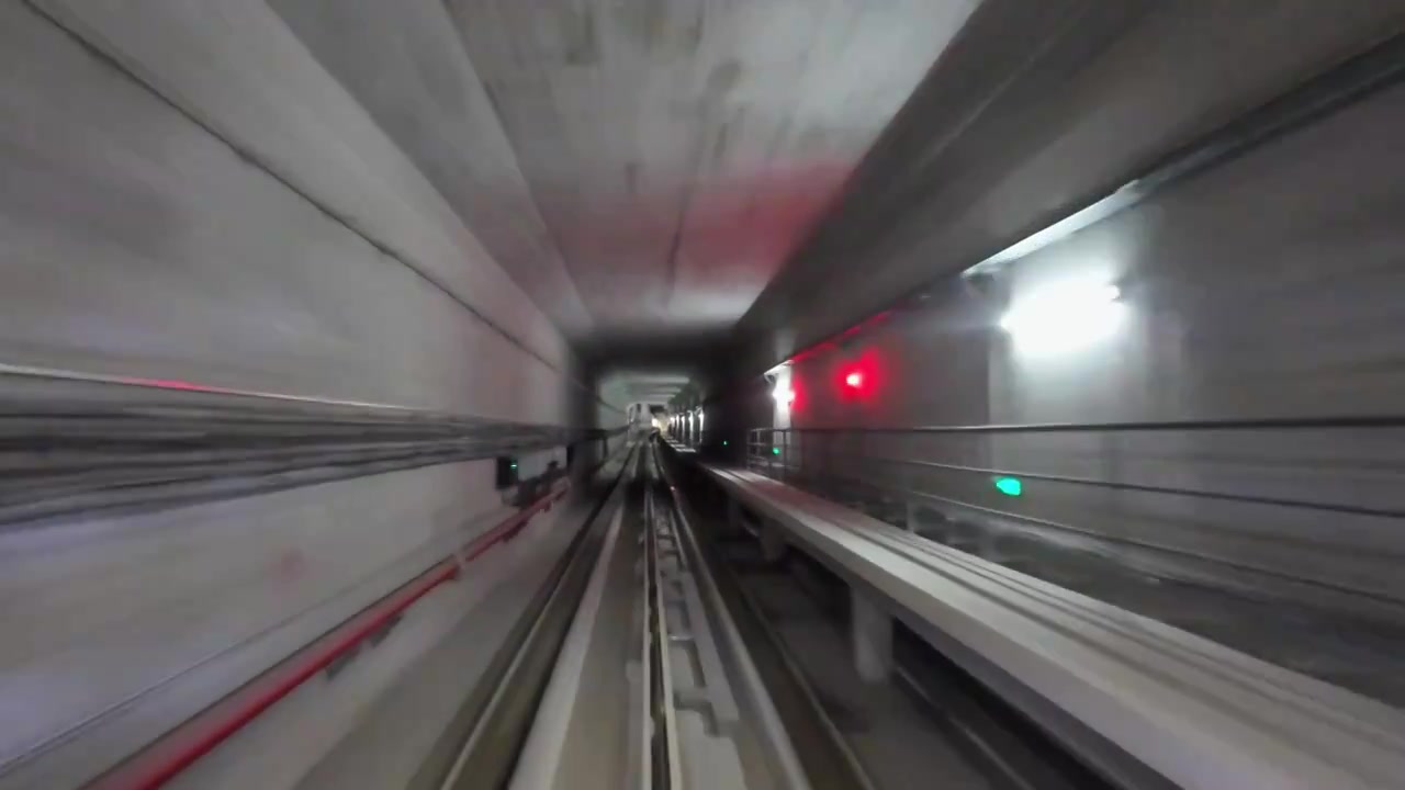四川成都天府国际机场候机楼内的地铁隧道视频素材