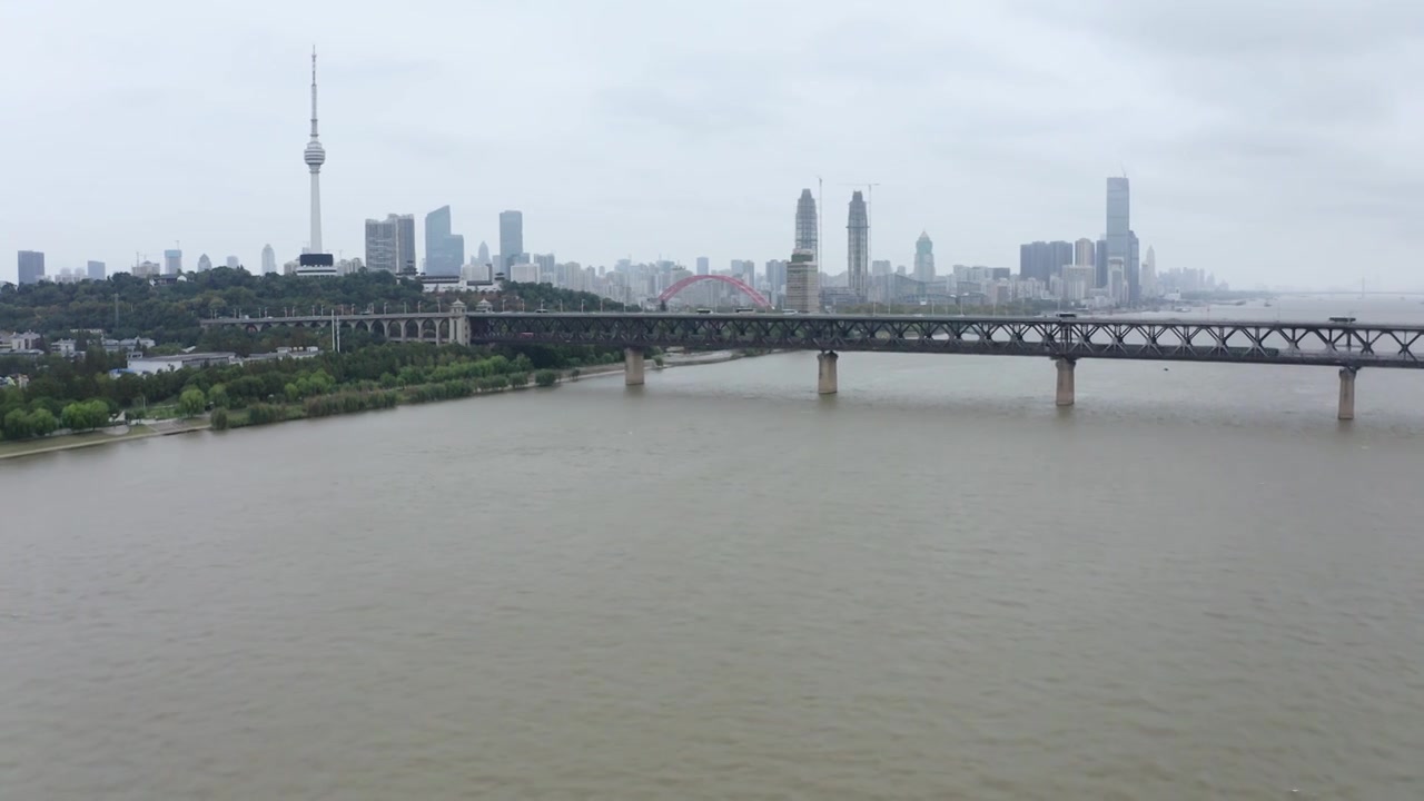 武汉长江大桥车流航拍镜头视频下载