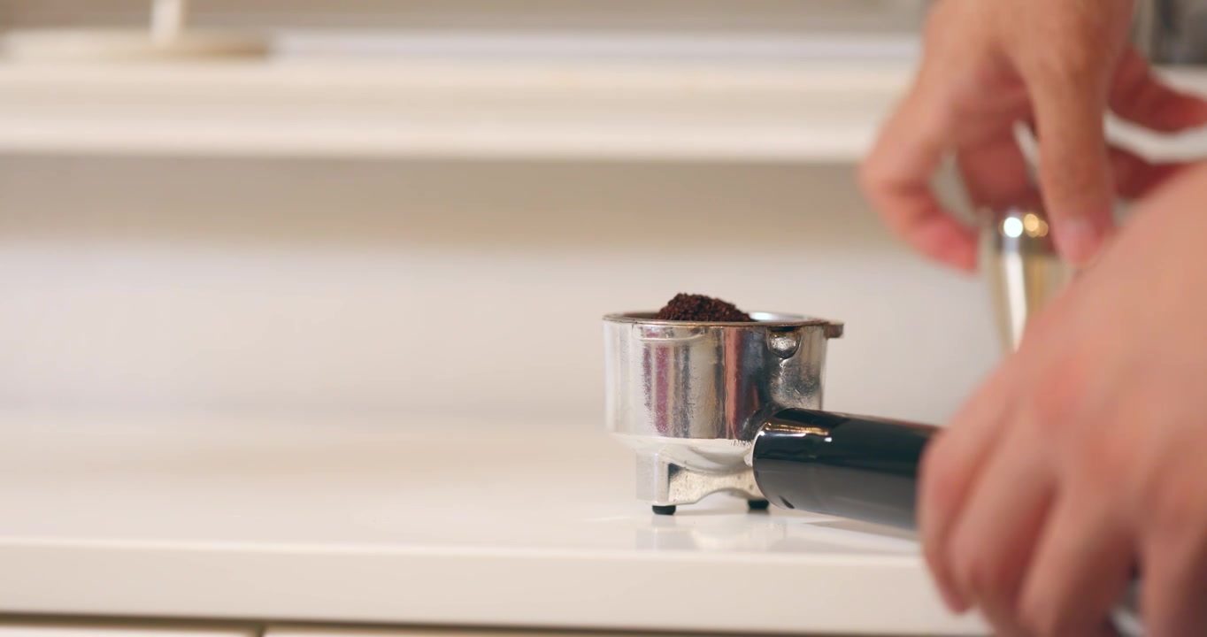 【8K正版素材】家庭制作咖啡压紧咖啡粉视频下载
