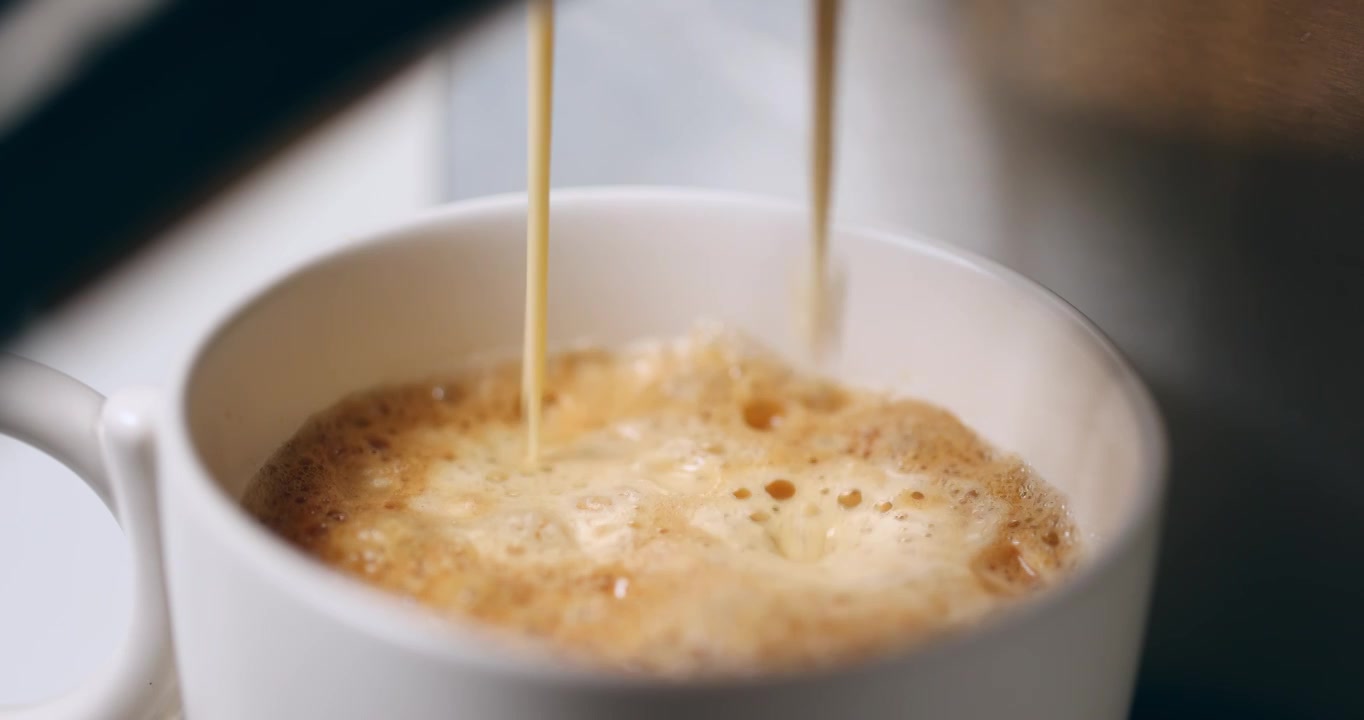 【8K正版素材】制作咖啡咖啡杯流出咖啡视频下载