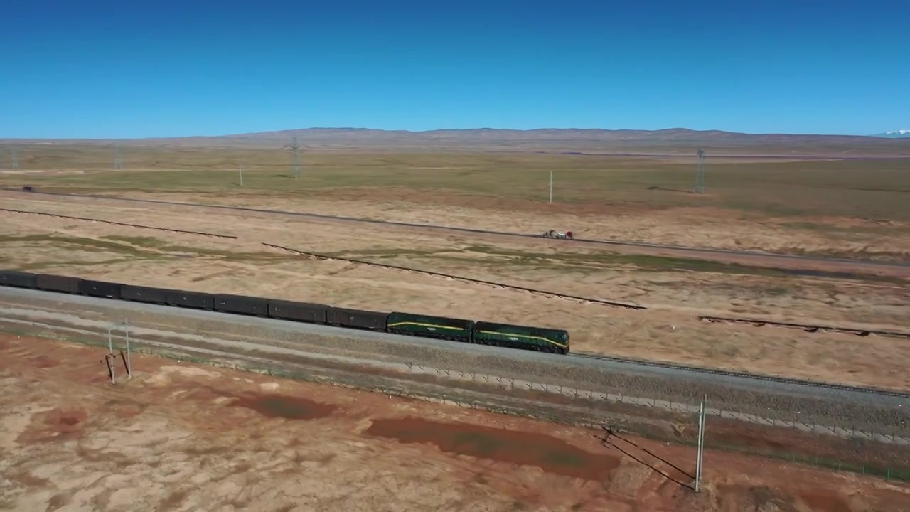 原创 航拍青海可可西里青藏铁路线火车视频下载