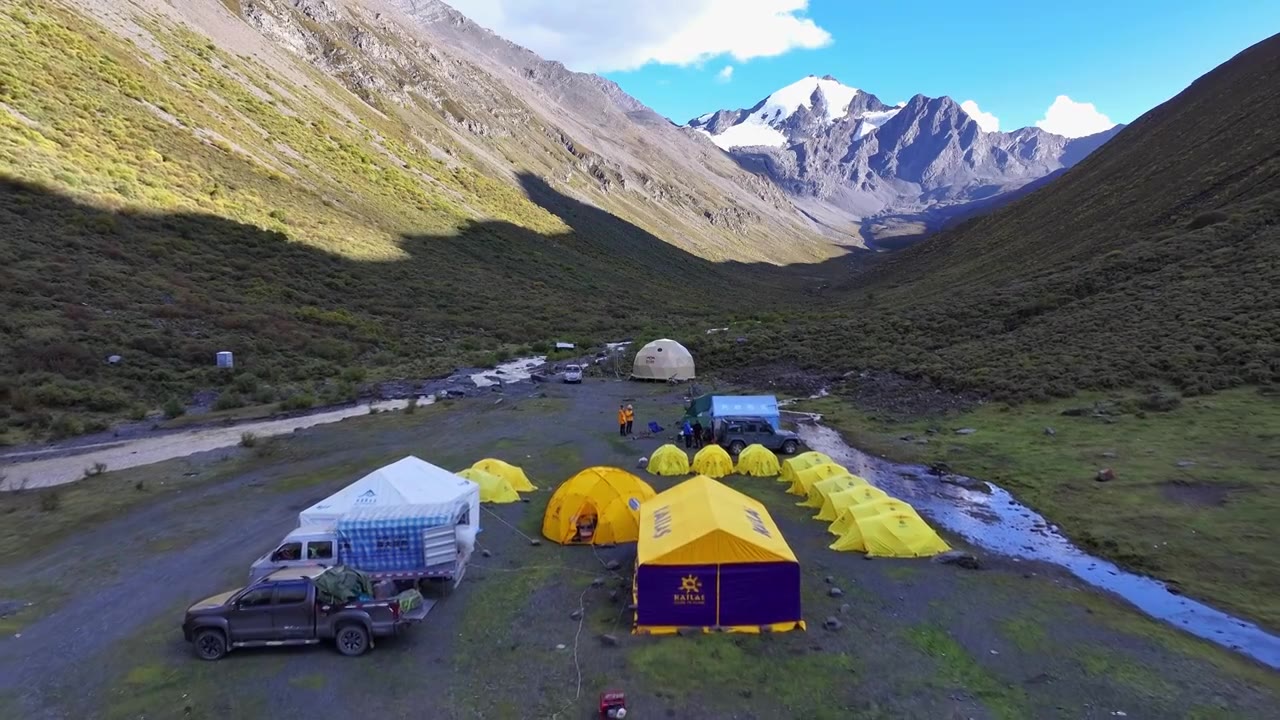 航拍攀登乌库楚雪山的登山者大本营营地视频素材