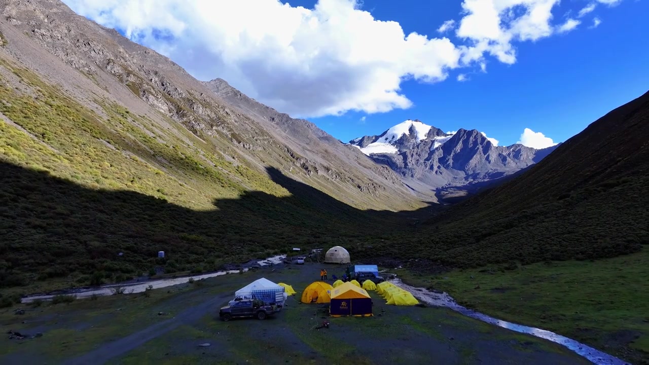 航拍攀登乌库楚雪山的登山者大本营营地视频素材