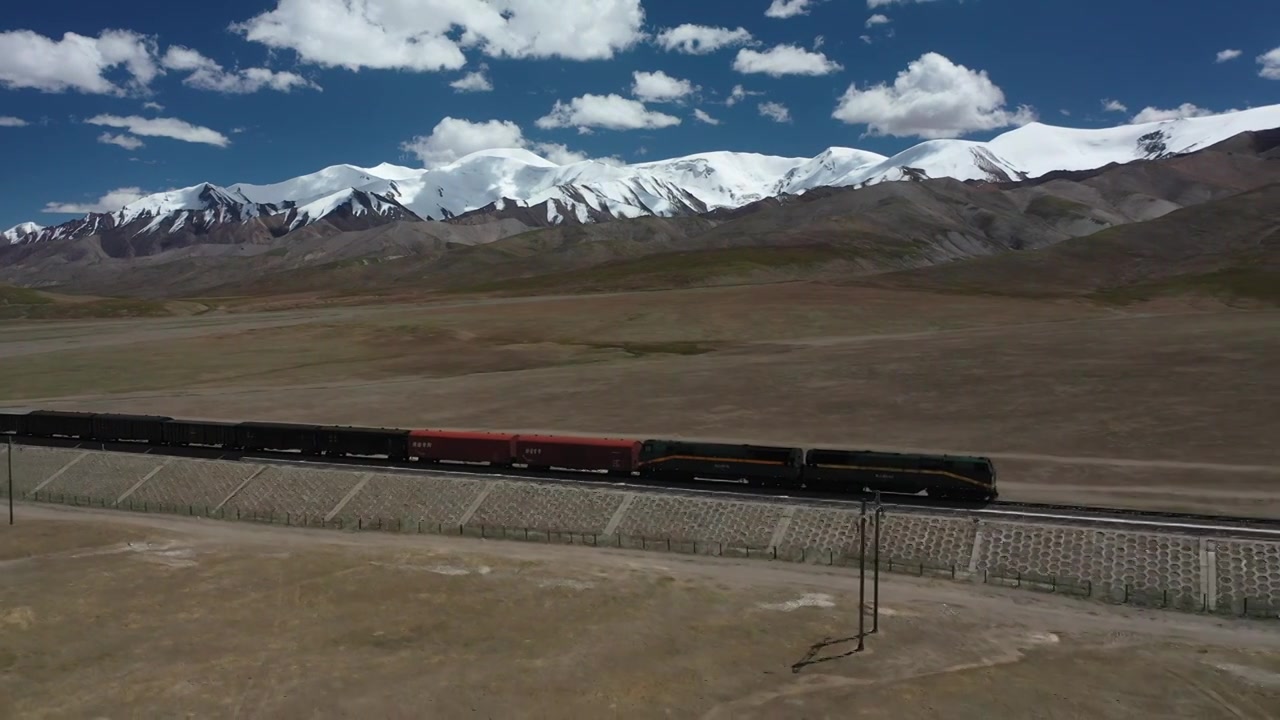 原创 昆仑山脉背景下的青藏铁路线火车航拍视频下载