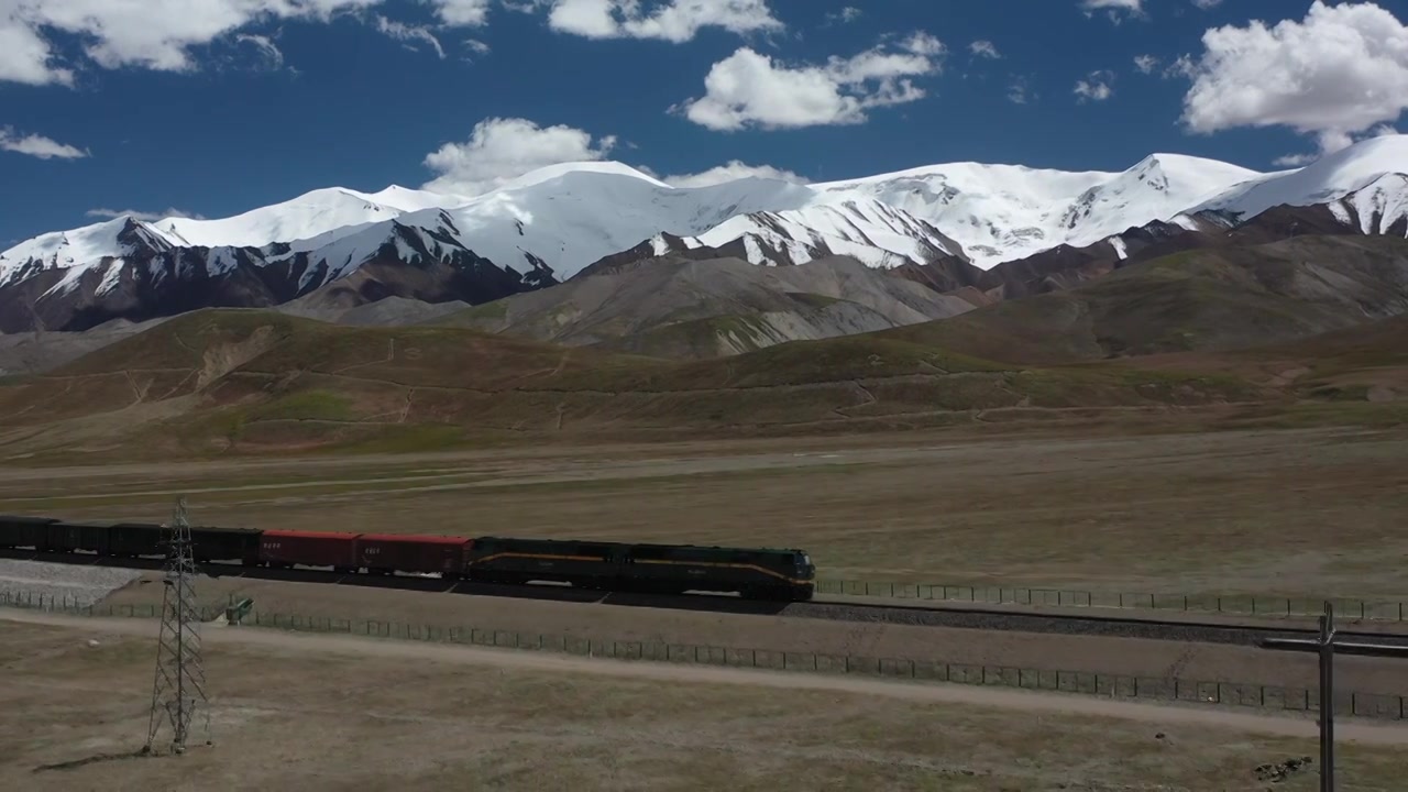 原创 昆仑山脉背景下的青藏铁路线火车航拍视频下载