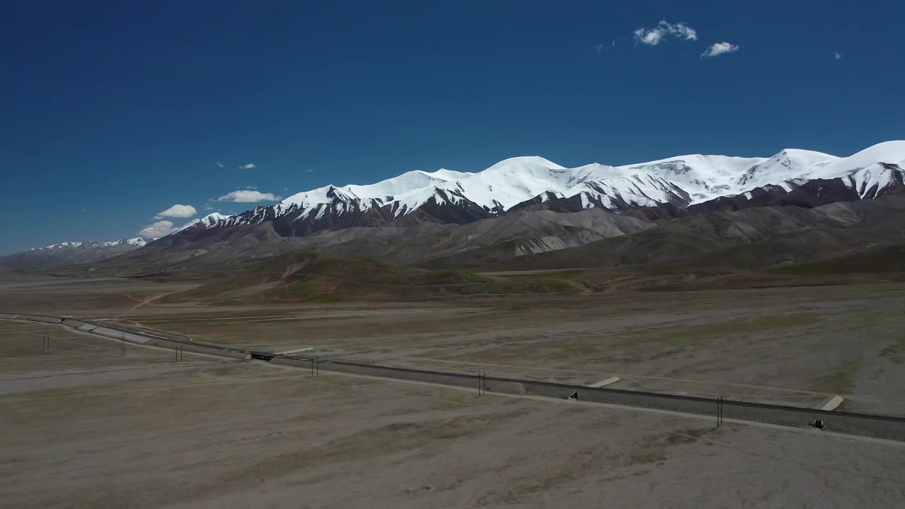 原创 昆仑山脉背景下的青藏公路航拍视频下载