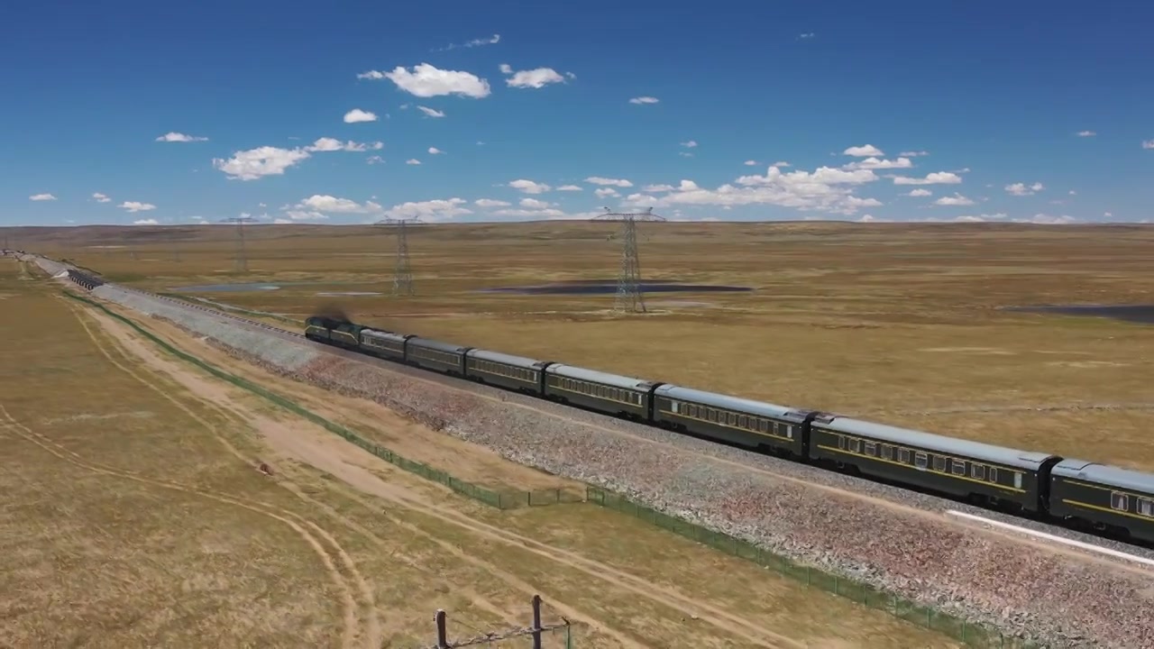 原创 航拍青海可可西里青藏铁路线火车视频下载