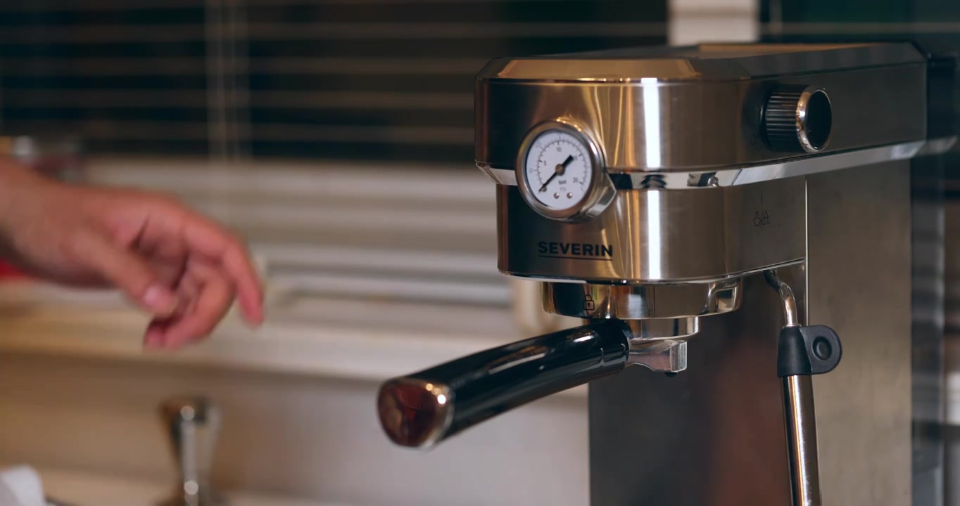 【8K正版素材】家庭制作咖啡装咖啡粉平拍视频下载