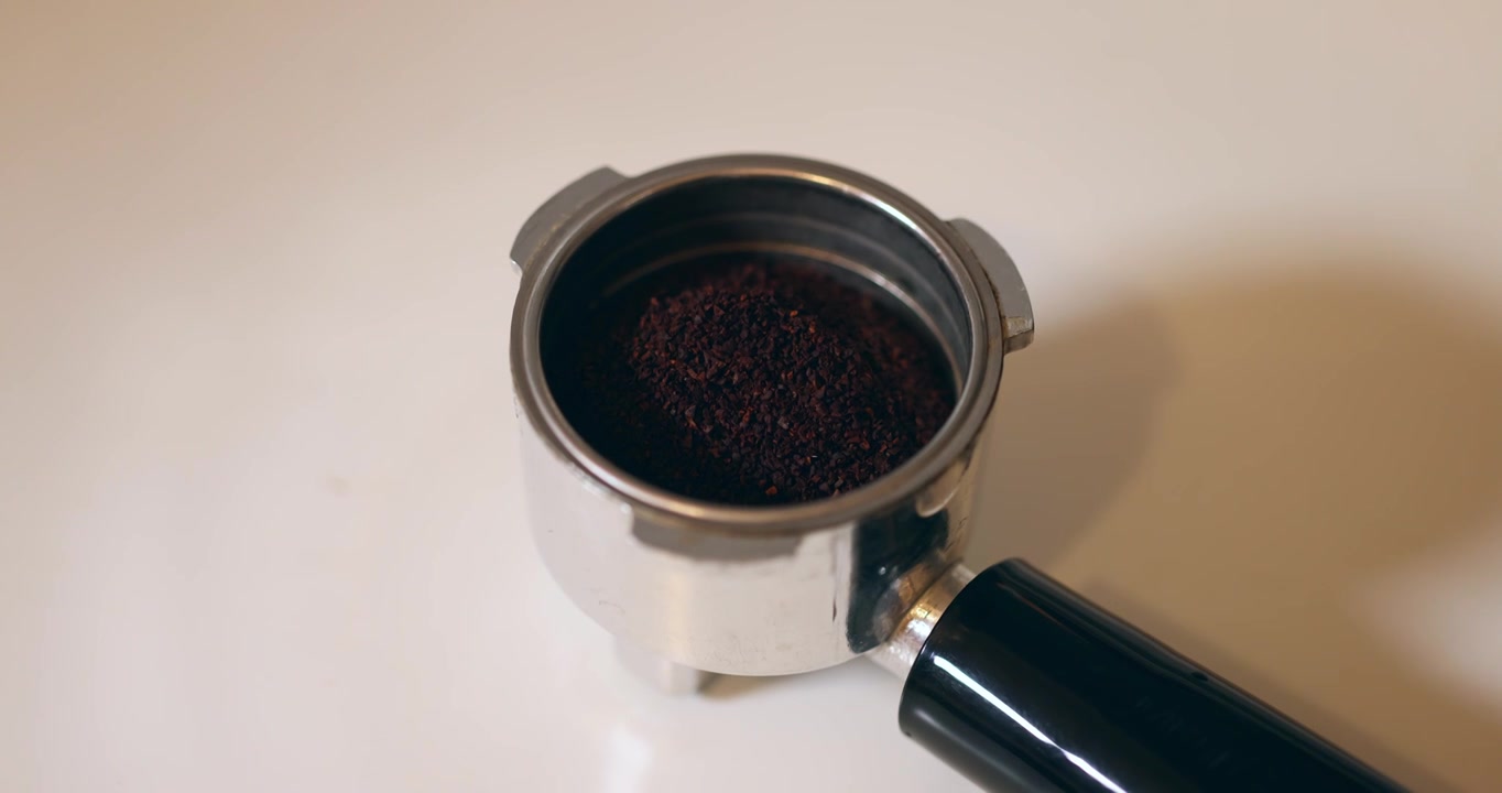 【8K正版素材】家庭制作咖啡装咖啡粉俯拍视频下载