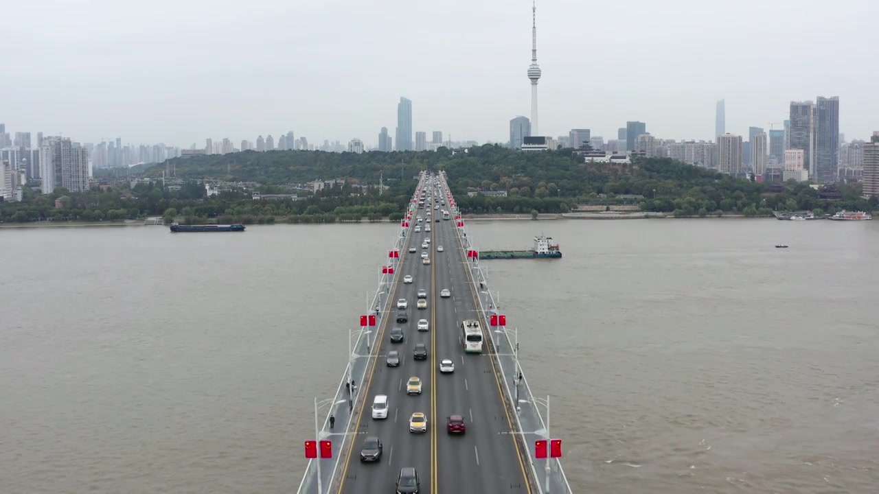 武汉长江大桥车流航拍镜头视频下载