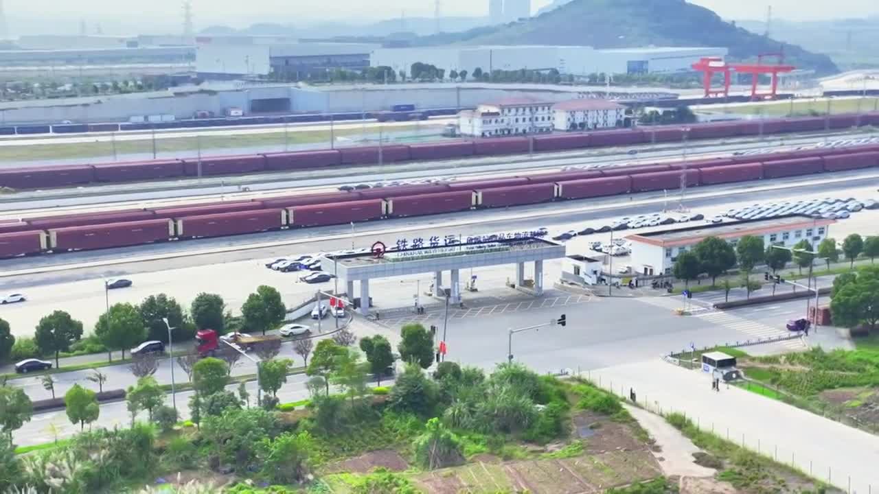 一带一路航拍重庆鱼嘴站商品车物流基地视频下载