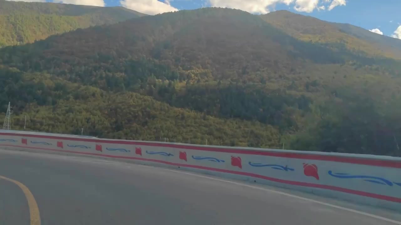 自驾游川藏线318国道折多山公路雪山风光视频素材