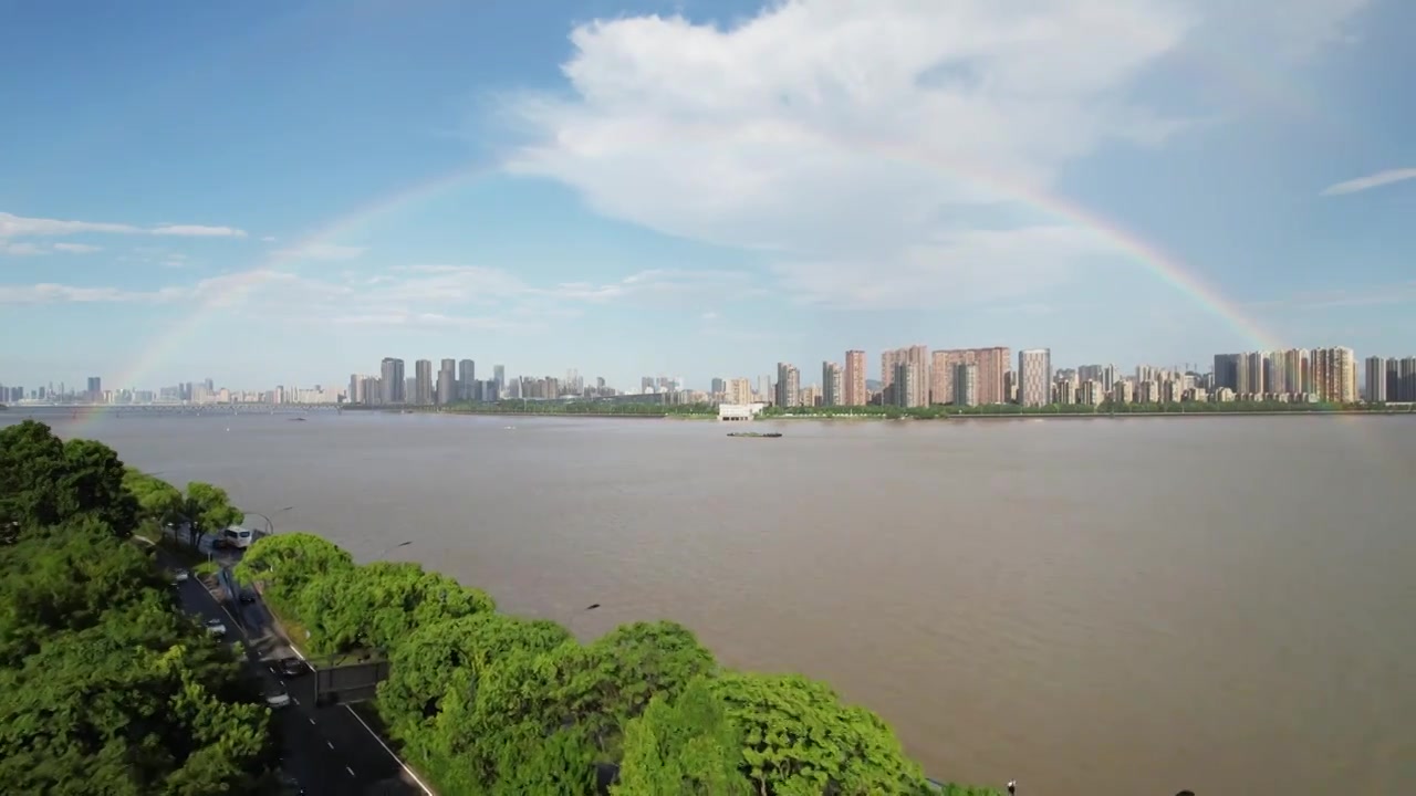 航拍雨后杭州城市上空的彩虹视频下载