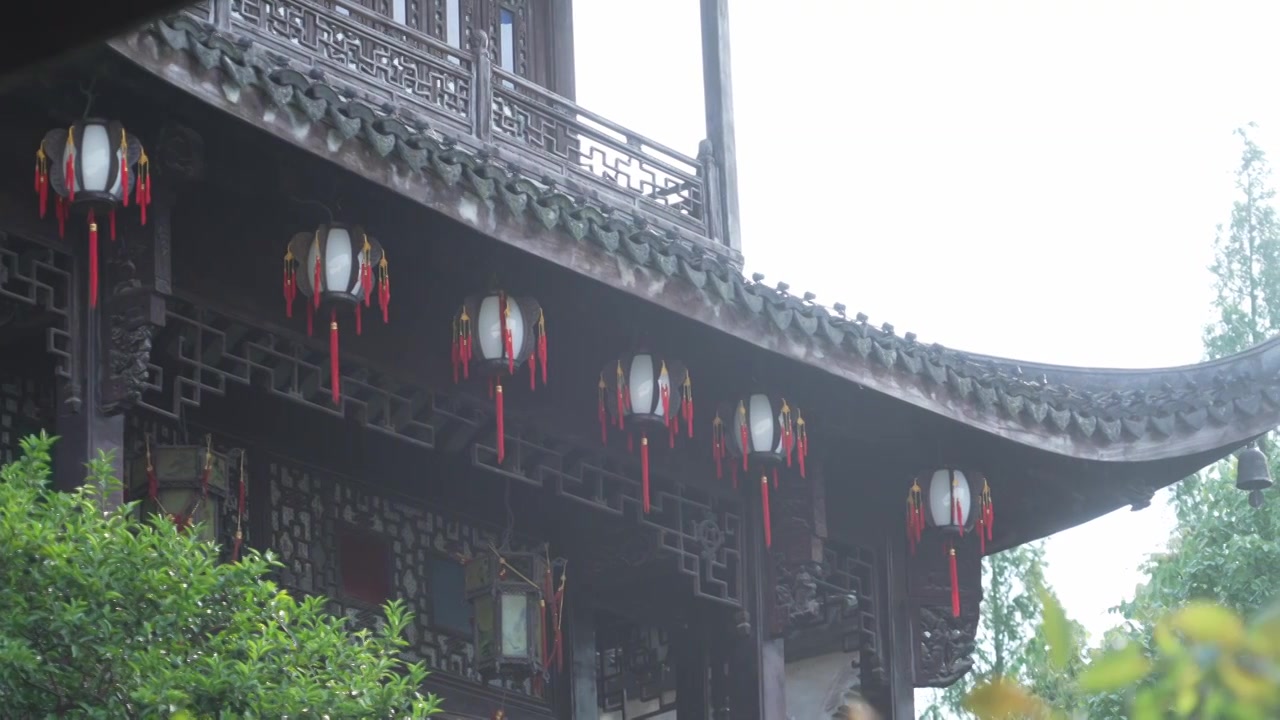 传统园林别墅建筑屋檐下挂着灯笼视频下载