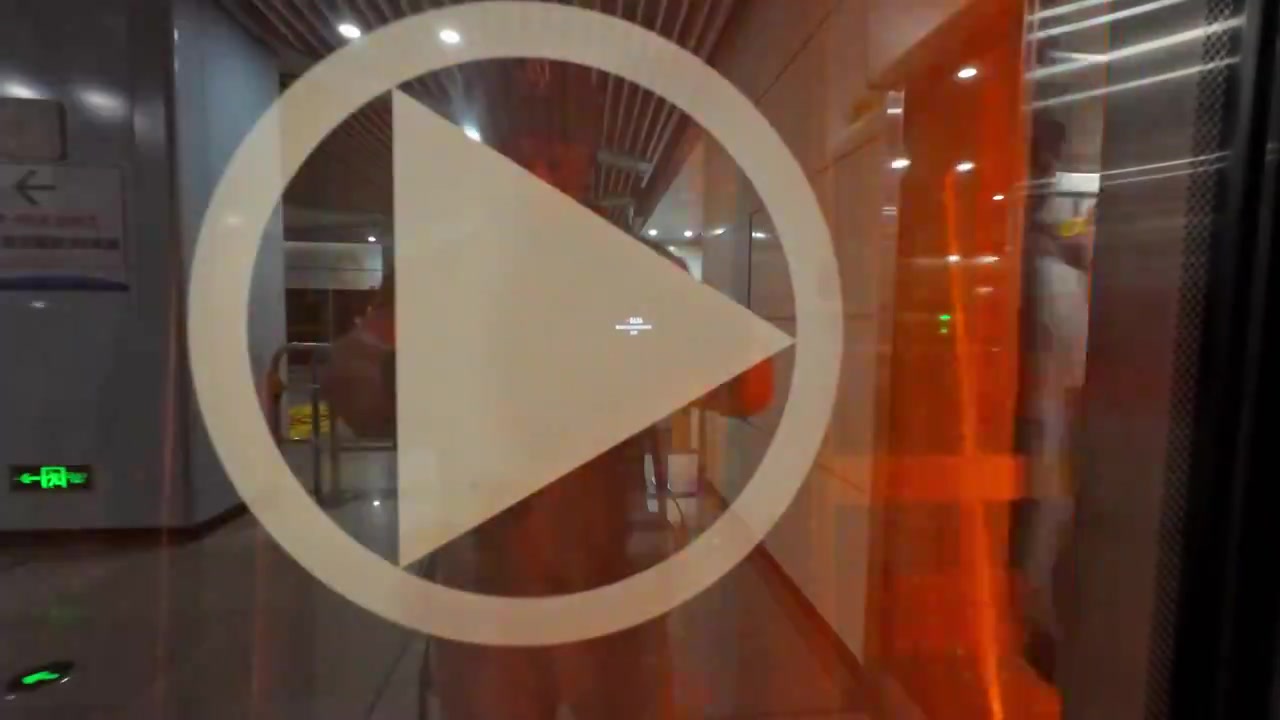 四川省成都市进站的地铁列车视频素材