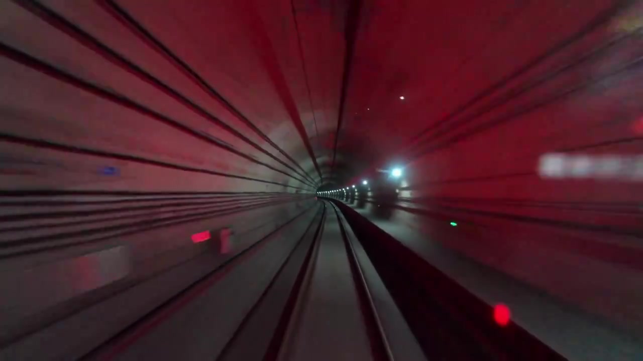 四川省成都市隧道中行驶的地铁列车视频素材