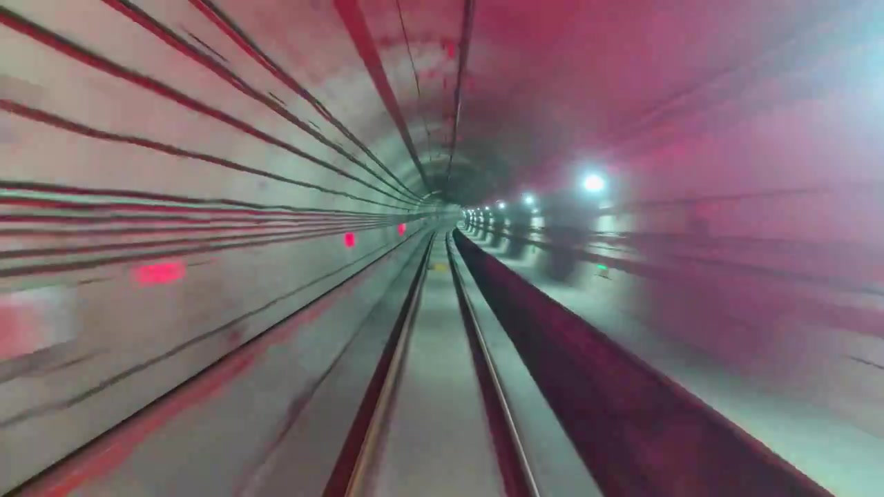 四川省成都市隧道中行驶的地铁列车视频素材