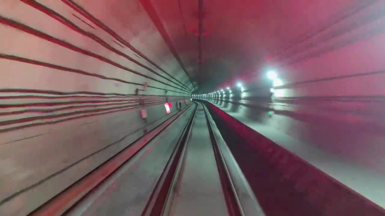 四川省成都市隧道中行驶的地铁列车视频下载