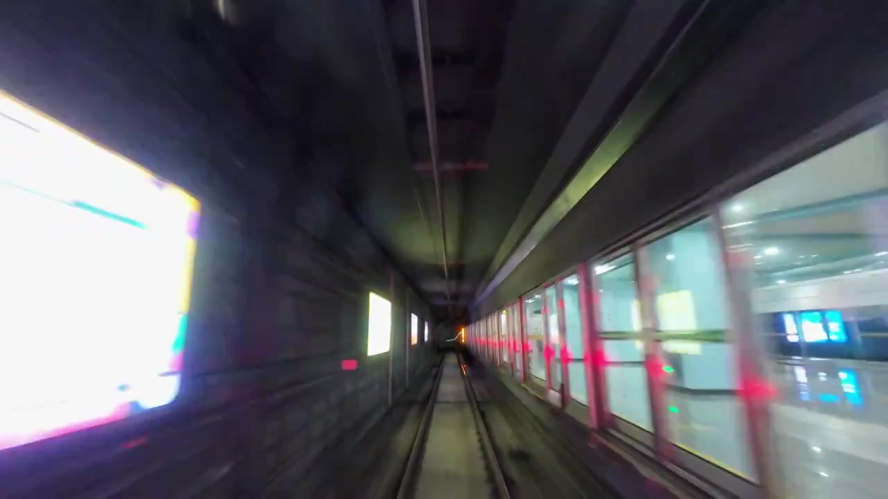 四川成都隧道中出站的地铁列车视频下载