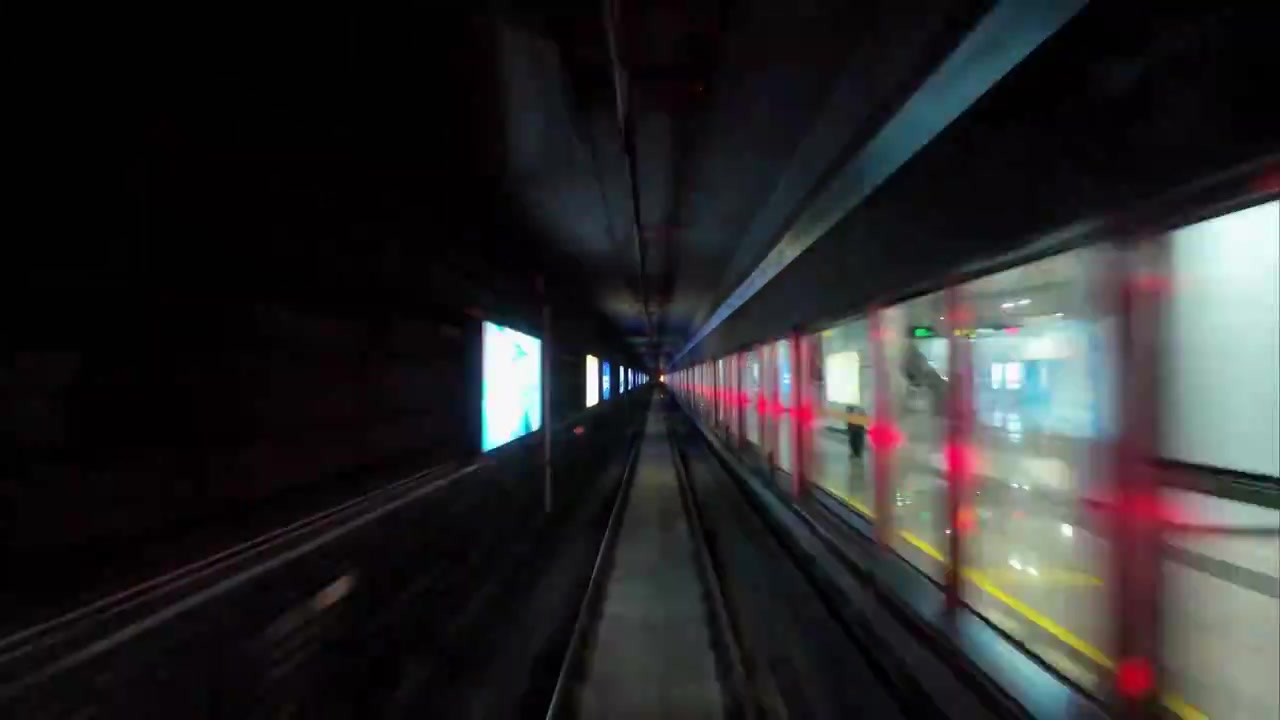 四川成都隧道中出站的地铁列车视频素材