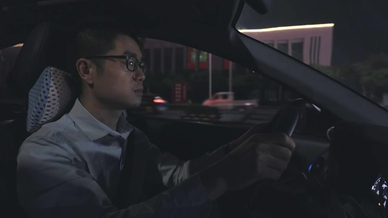 4K年轻男性深夜开车视频素材