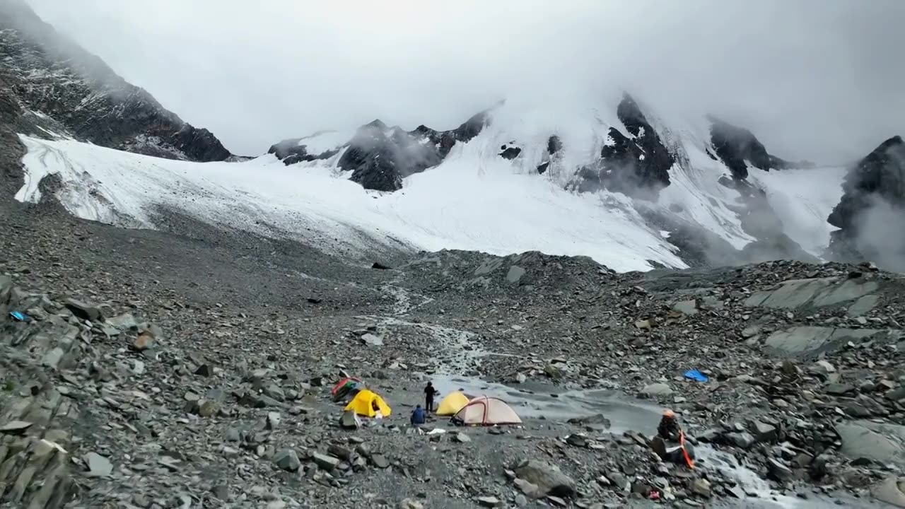 航拍乌库楚雪山登山C1营地视频素材