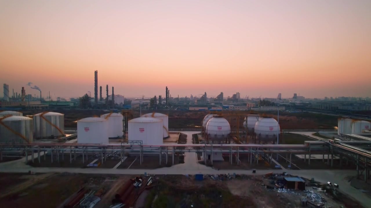 航拍日落市郊化工业炼油厂设施视频素材