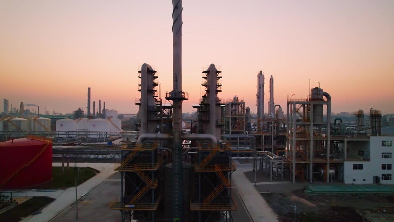 航拍日落市郊化工业炼油厂设施视频素材