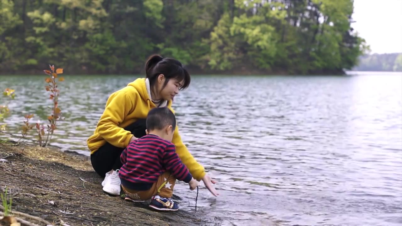1080P在湖边玩水的母子慢动作特写视频素材