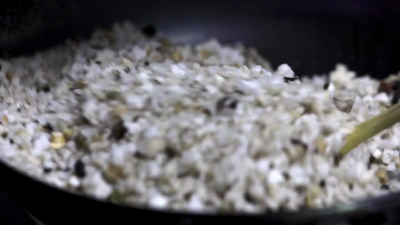 【合集】4K家庭厨房烹饪盐焗海鲜过程视频素材