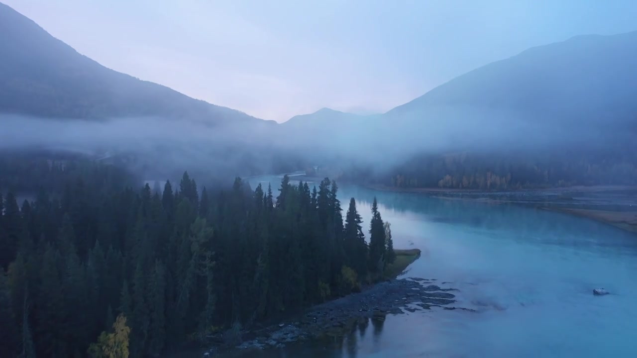 原创 新疆阿勒泰喀纳斯河晨雾自然风光航拍视频下载
