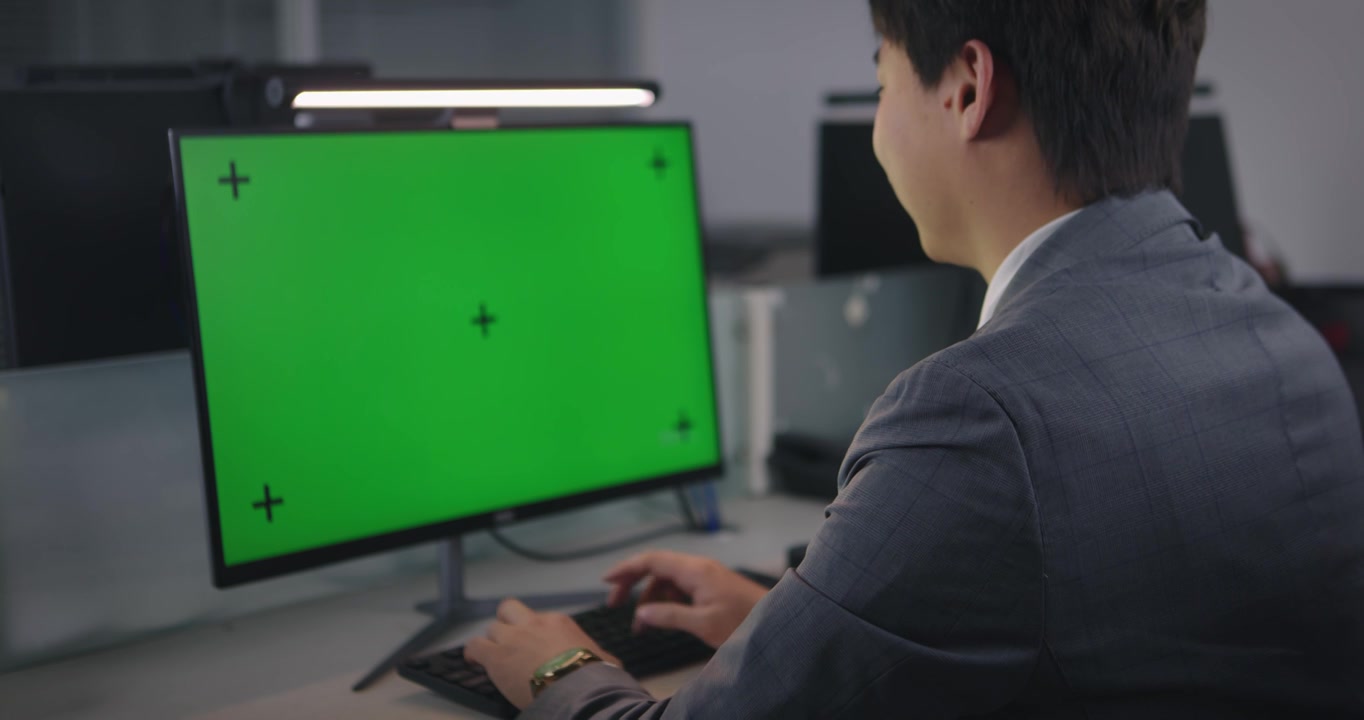 【8K正版素材】商务办公室电脑打字绿屏视频下载