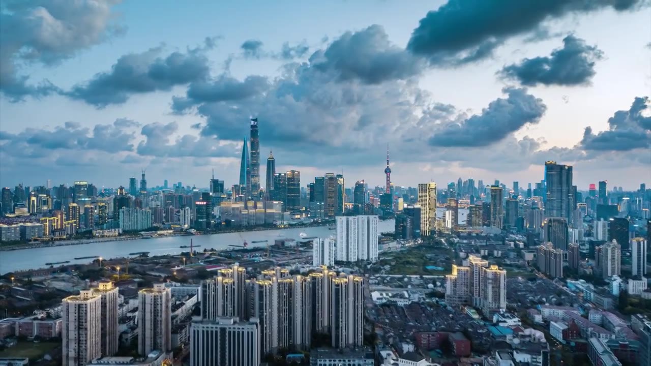 航拍上海黄浦江两岸的城市风光视频下载