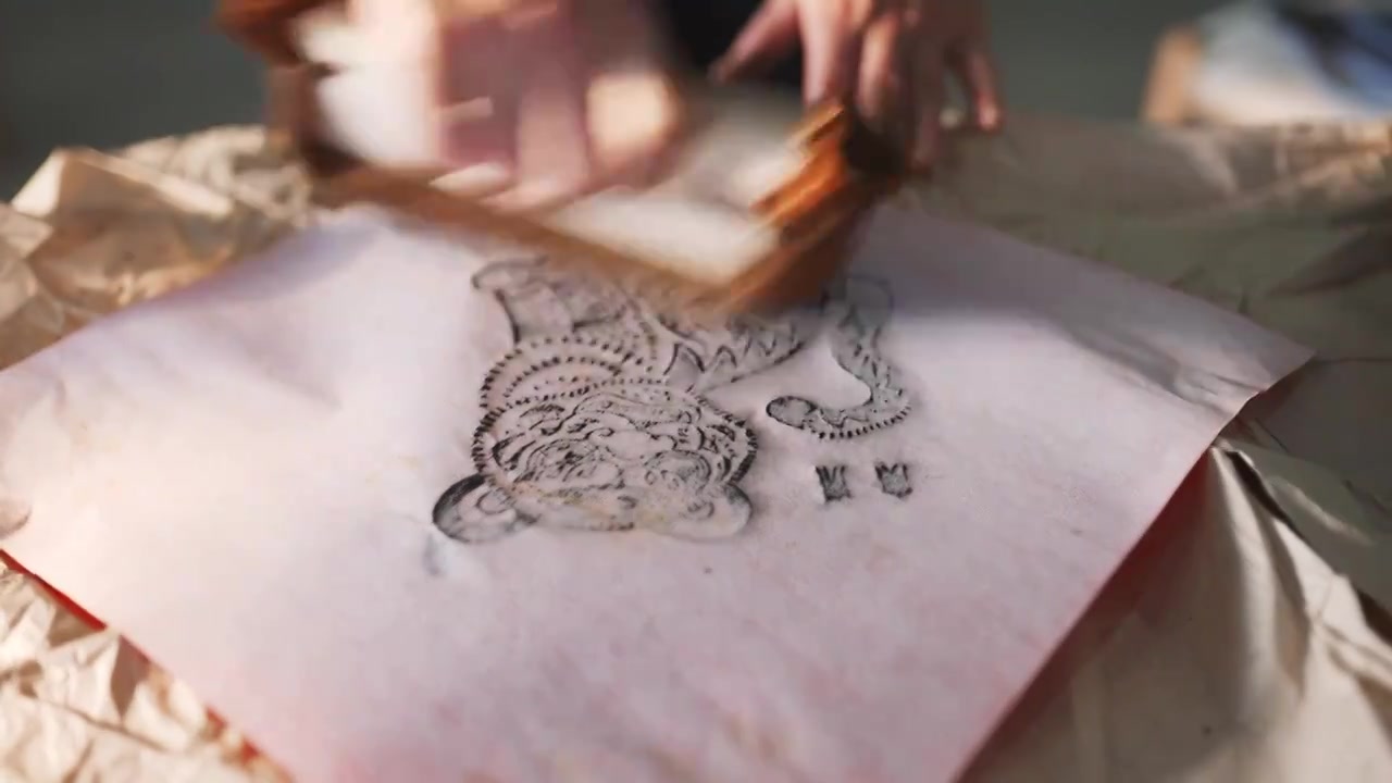 艺术家在木刻版上拓印出老虎视频下载