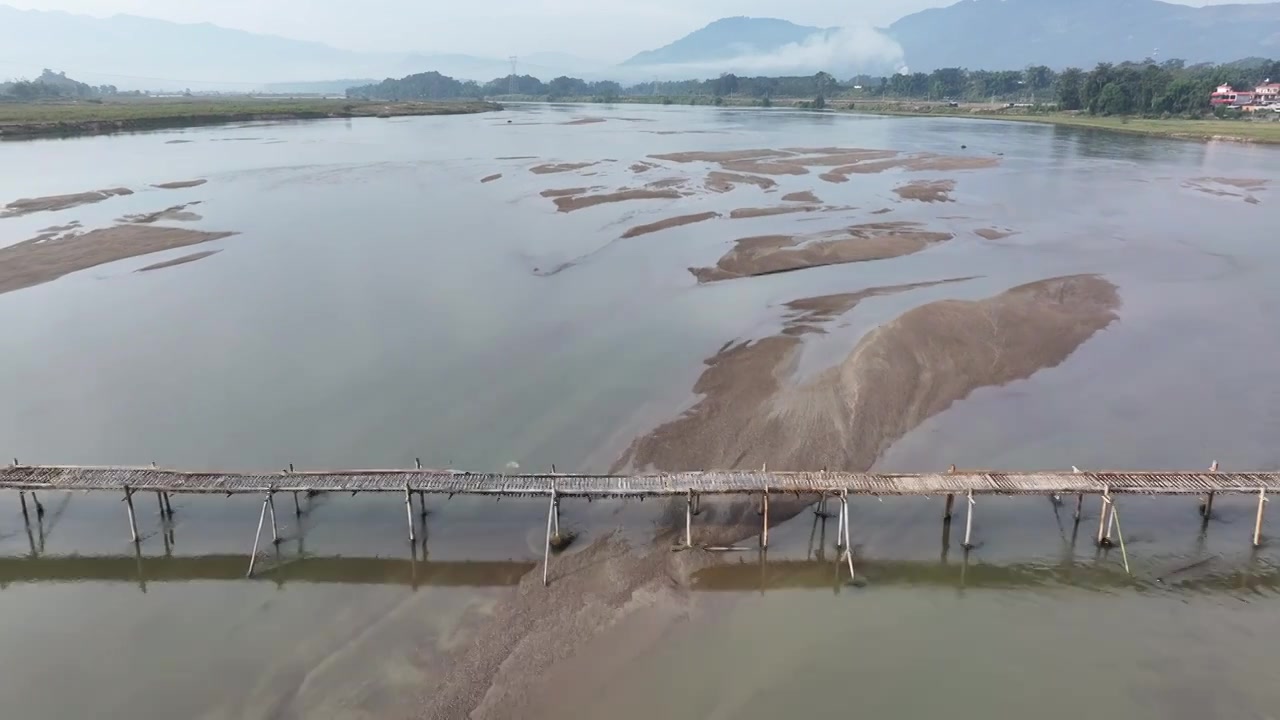 德宏州大盈江上的竹桥视频下载