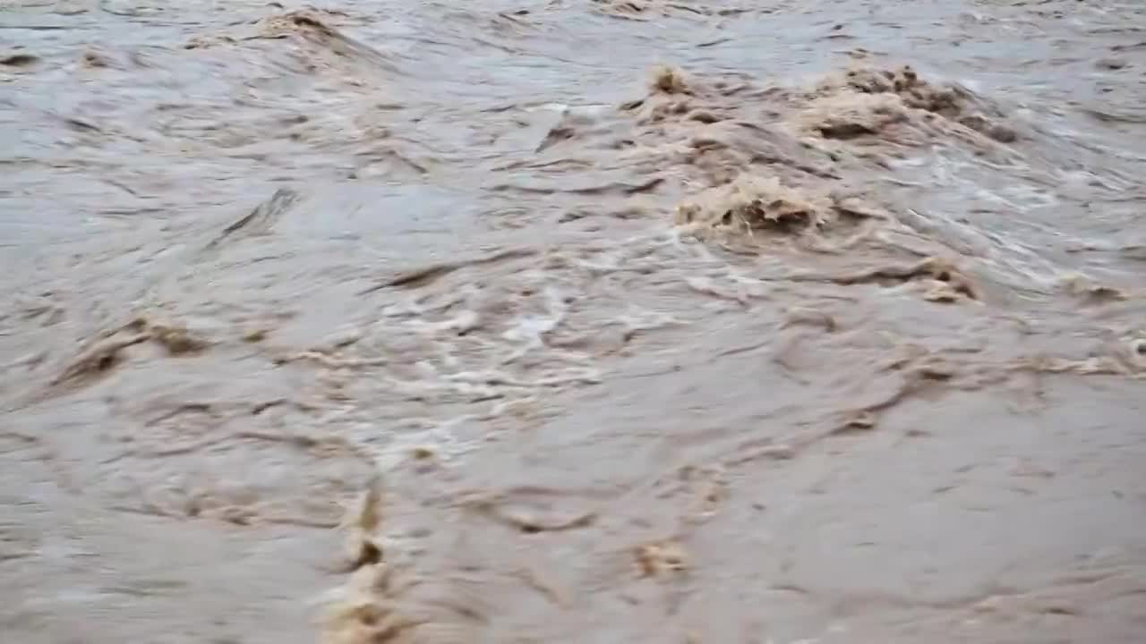 实拍洪水灾害山洪泥石流暴雨自然灾害素材视频下载