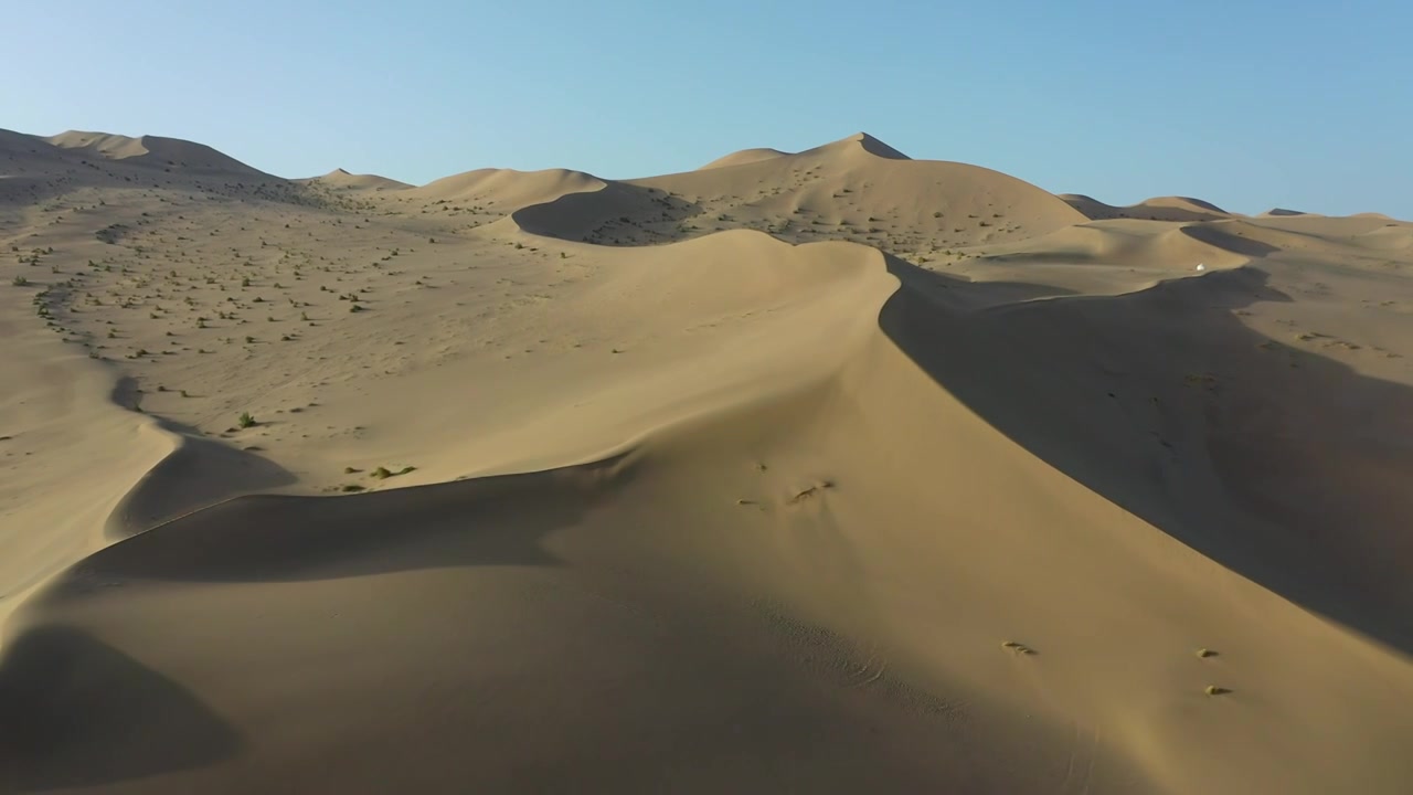 原创 甘肃敦煌鸣沙山沙漠自然风光航拍视频下载