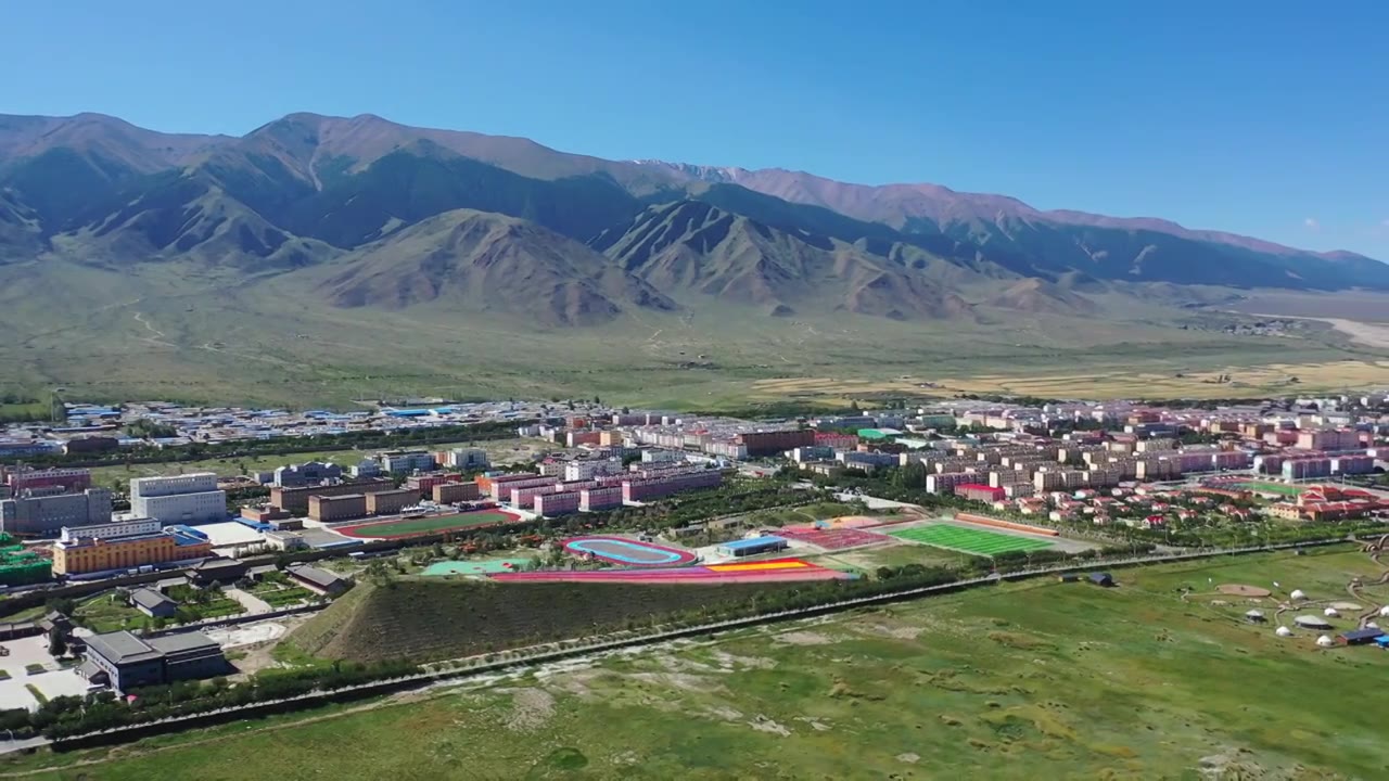 原创 新疆昌吉巴里坤古城城市草原风光航拍视频下载