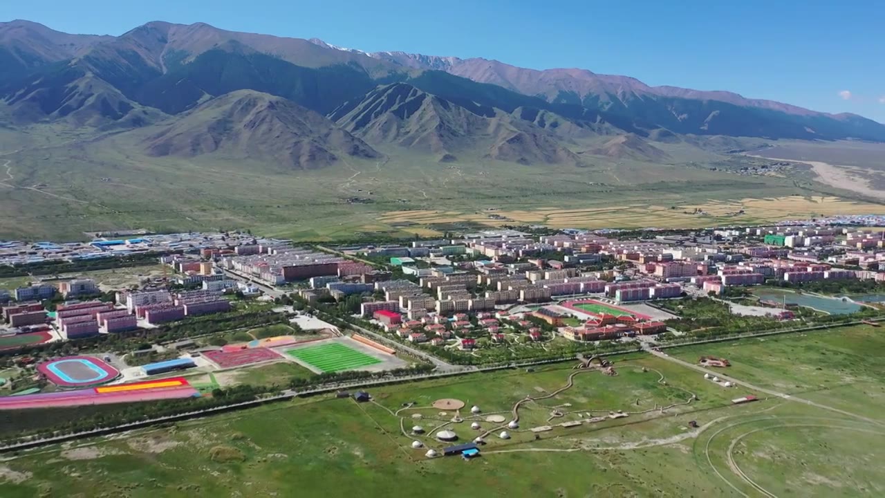 原创 新疆昌吉巴里坤古城城市草原风光航拍视频下载