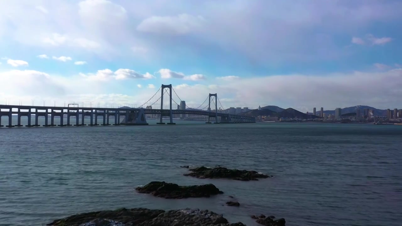 大连风光星海湾大桥冬季大海礁石视频下载