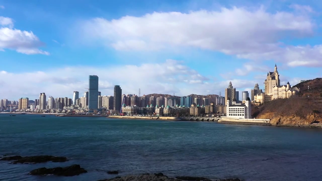 大连城市风光星海湾冬季大海礁石视频下载