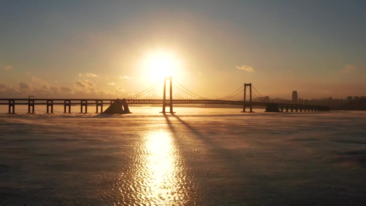 海浩海水蒸汽星海湾大桥日落逆光视频下载