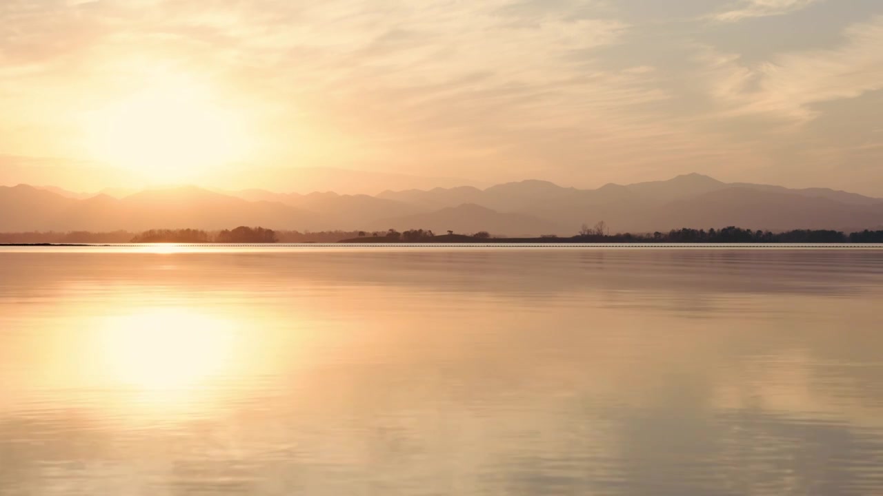 4K天空之境湖泊日落自然风光视频下载