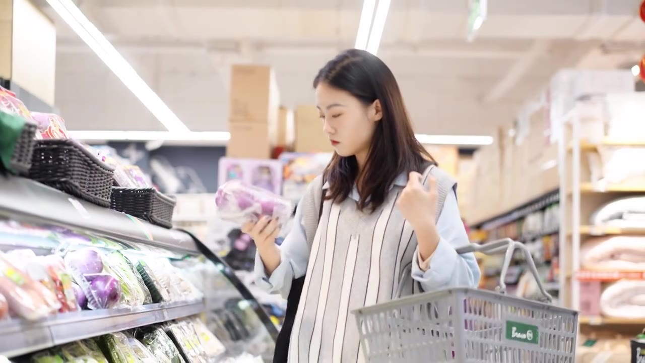 拿着购物篮逛超市的年轻都市白领视频素材