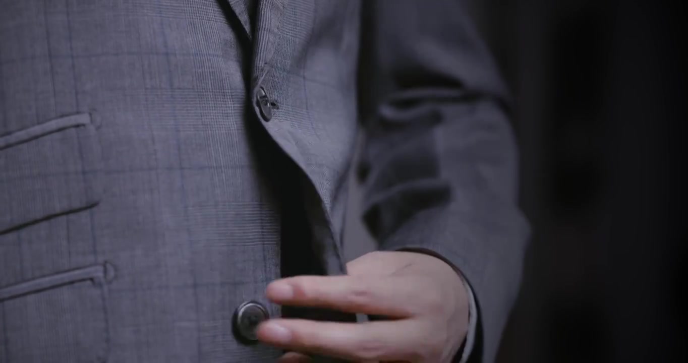 【8K正版素材】商务正装穿西服系扣子近景视频下载