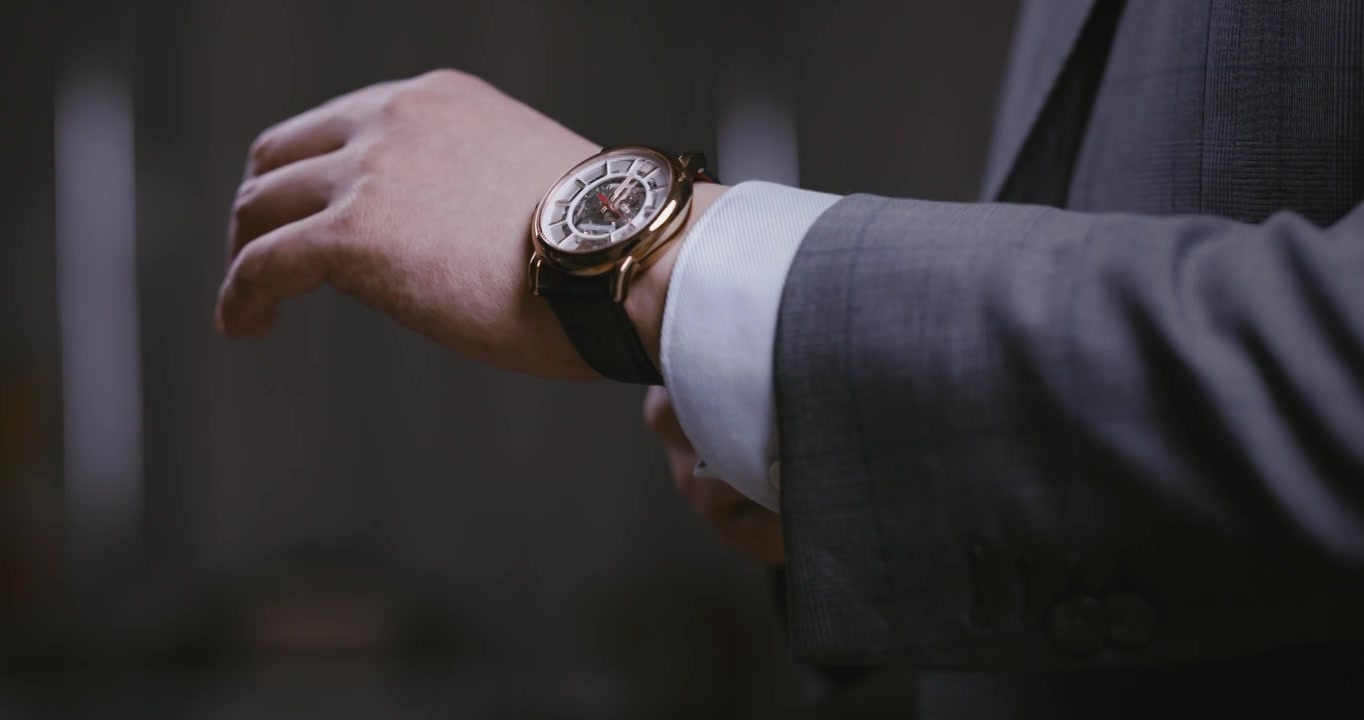 【8K正版素材】商务正装戴手表近景平拍视频下载