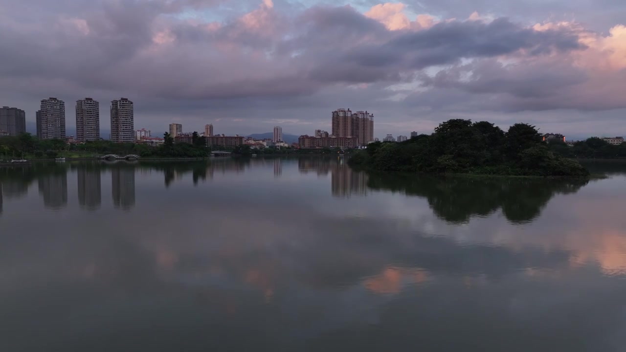 云南德宏州瑞丽市弄莫湖公园晚霞风景视频下载