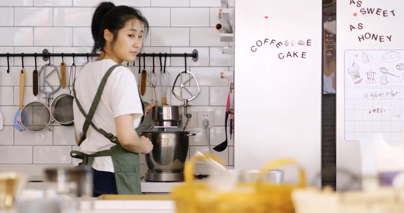 年轻女性烘培师在厨房做准备视频下载