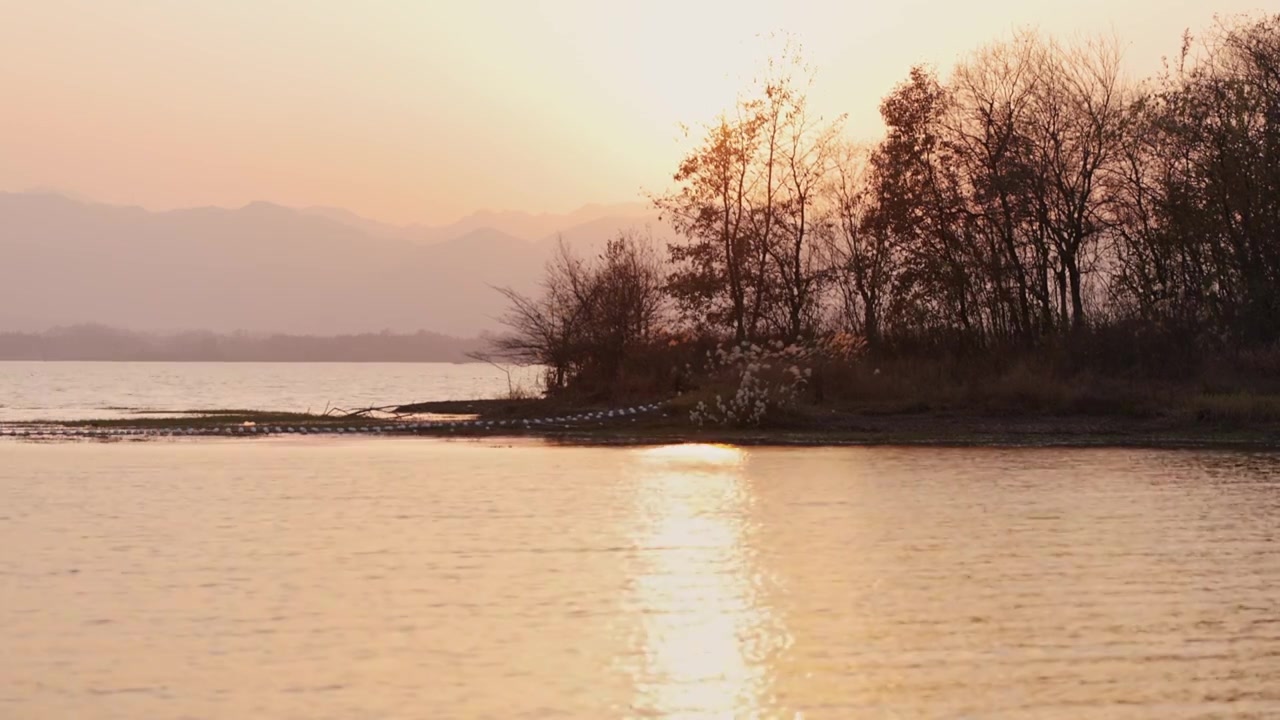 4K冬日夕阳下的湖泊日落自然风光视频下载