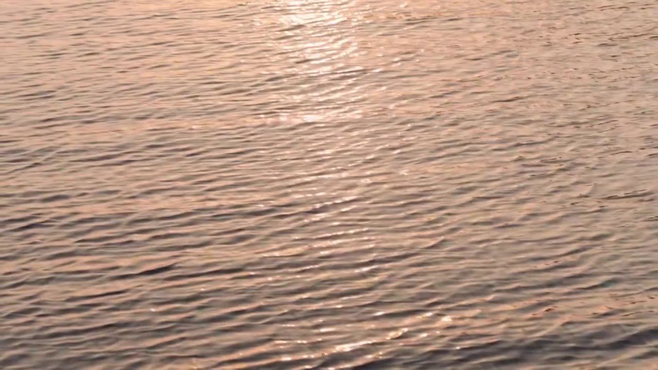 4K夕阳下波光粼粼的湖面视频下载
